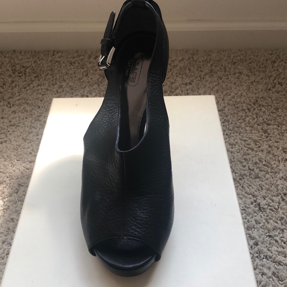 Sandals, worn once. - Picture 2 of 3